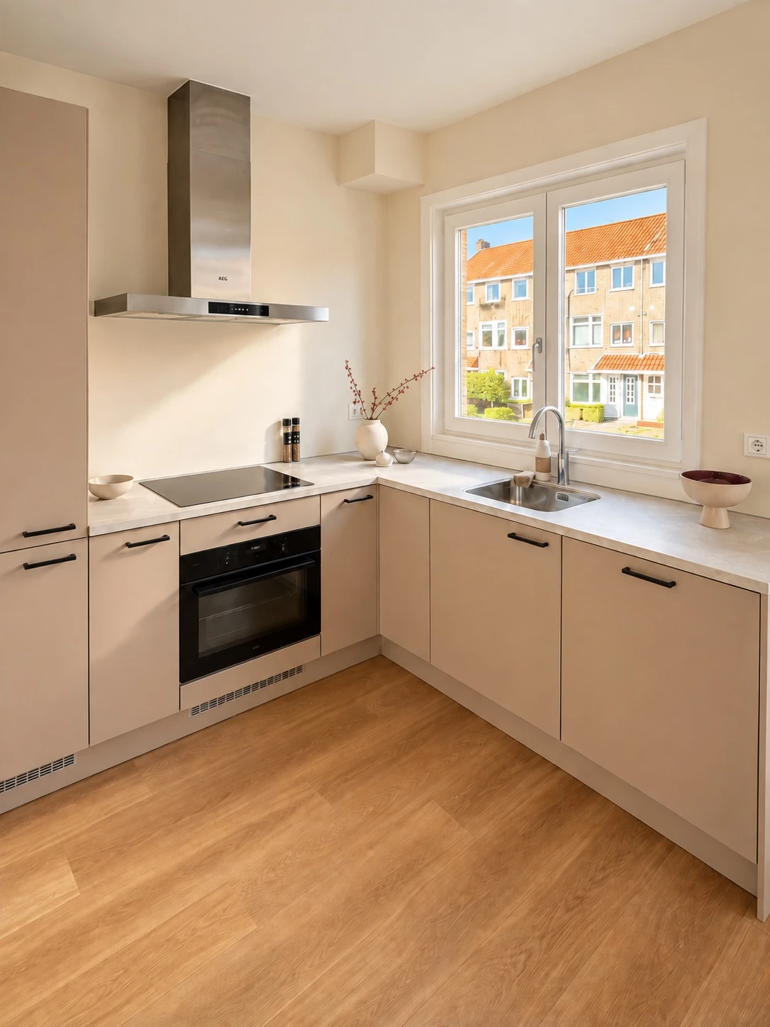 Keuken met rustige fronten en zwarte accenten