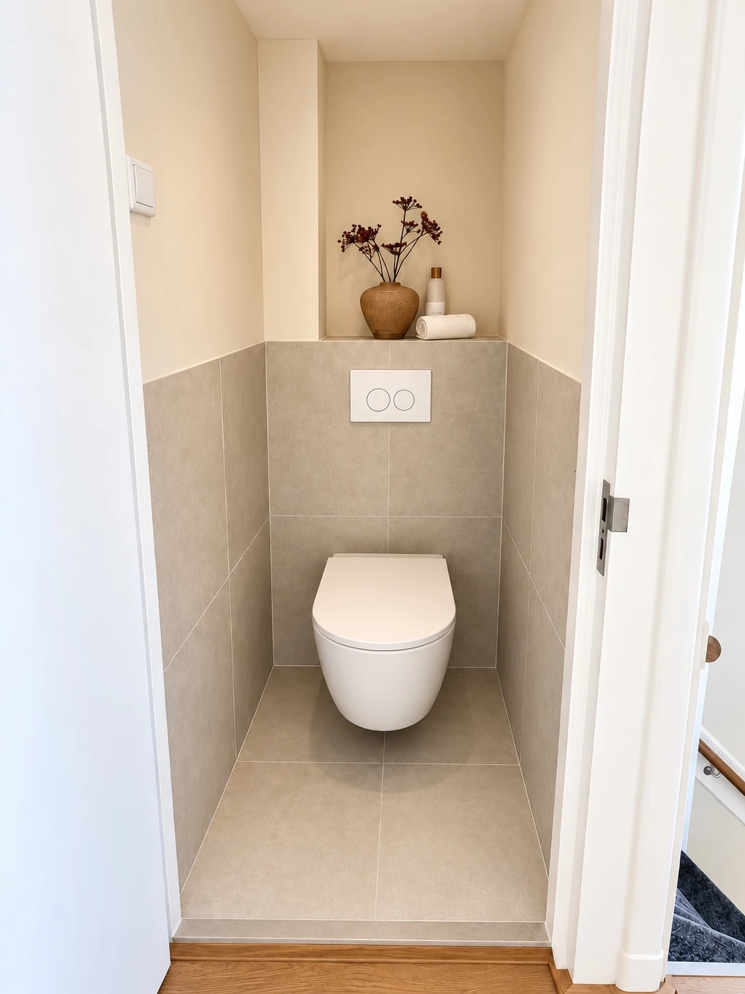 Compacte toiletrenovatie in dezelfde materialisatie