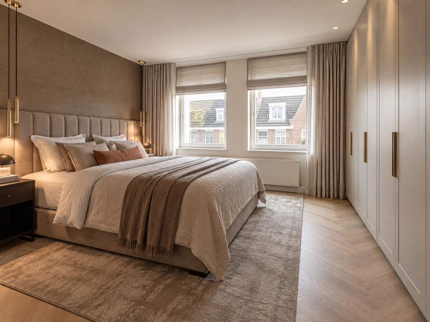 Slaapkamer met vaste kastenwand