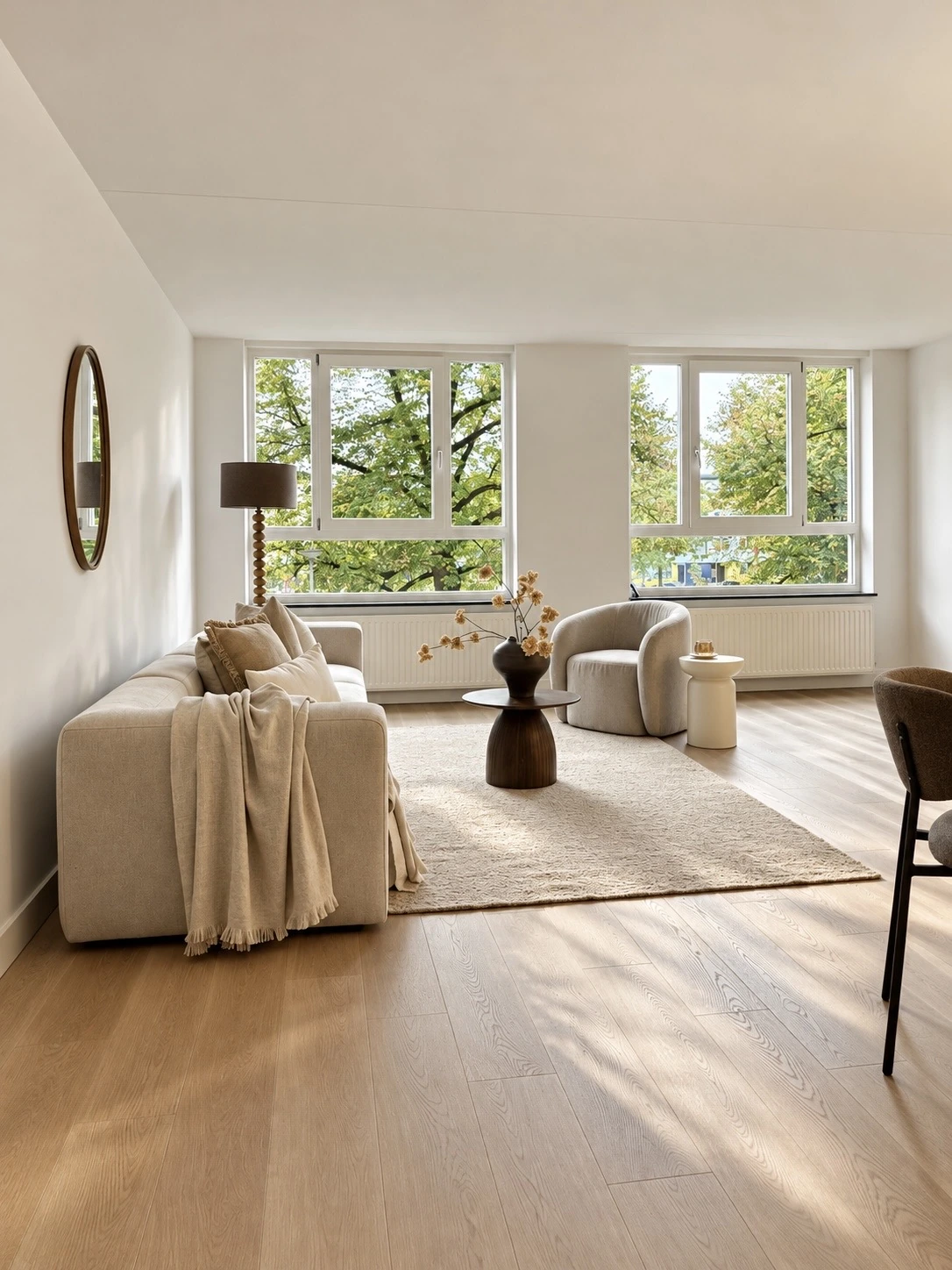 Lichte woonkamer met houten vloer en comfortabele zithoek