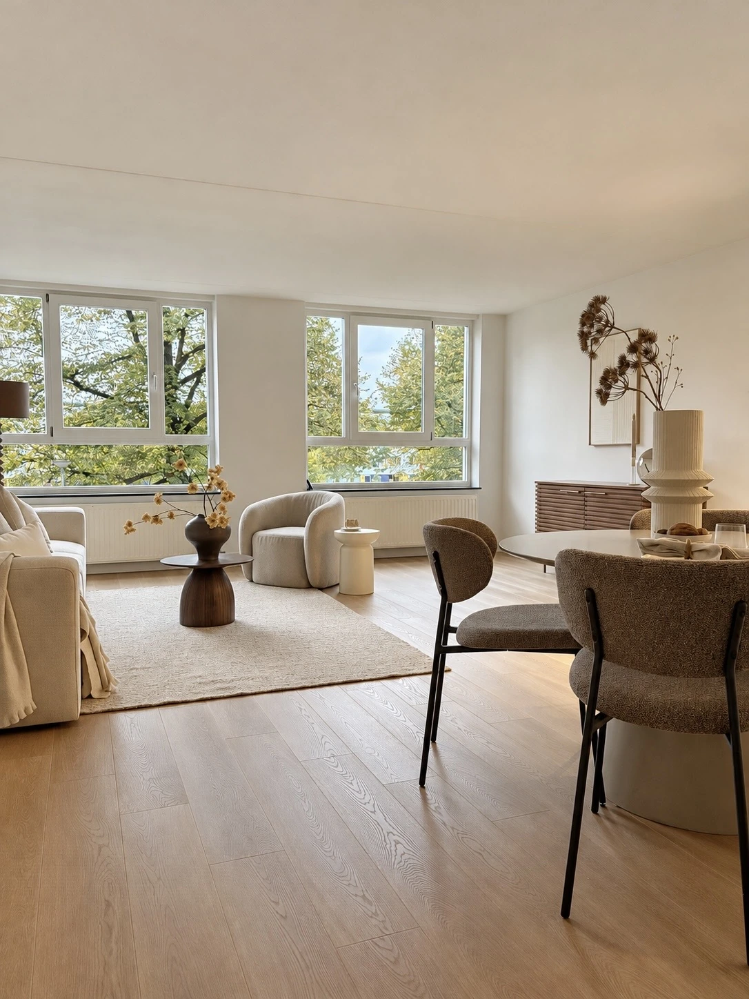 Woon- en eetkamer met doorlopende houten vloer