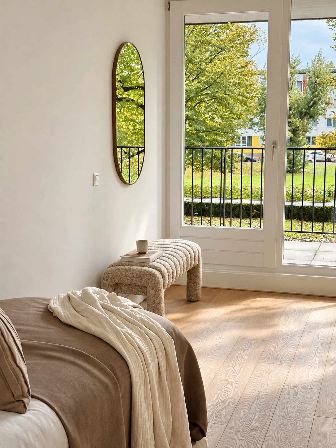 Slaapkamer met zicht op balkon en verzorgde vloer