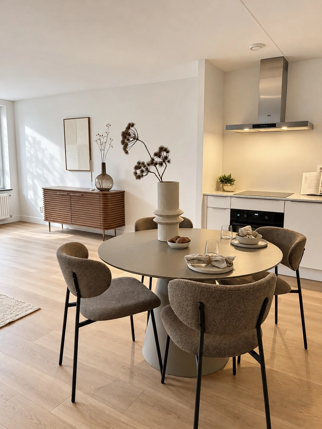 Eetgedeelte en keuken van de gerenoveerde woning