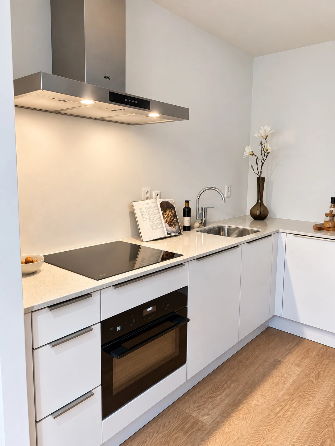 Witte keuken met inductiekookplaat en spoelbak