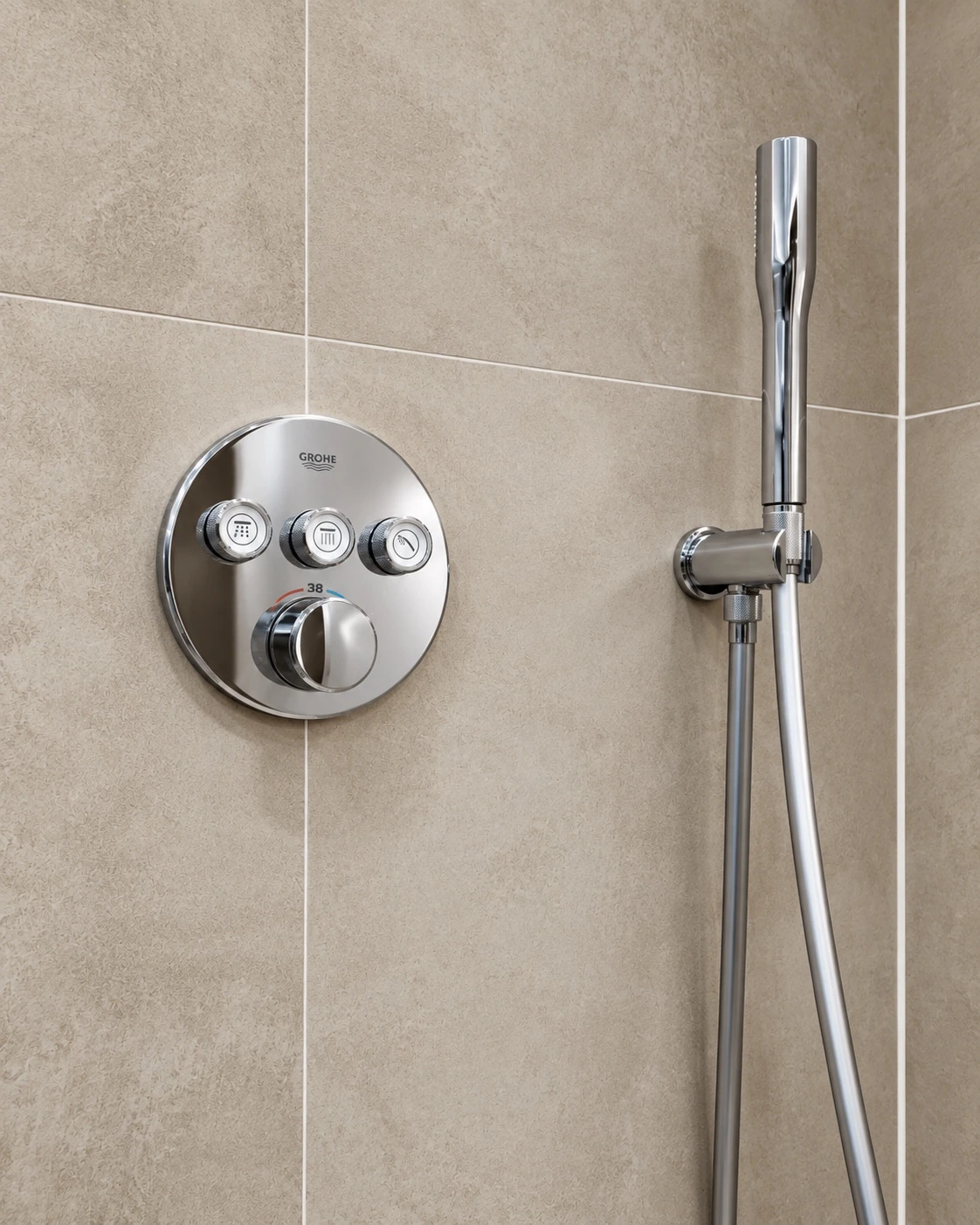 Verzorgde chromen douchebediening en handdouche